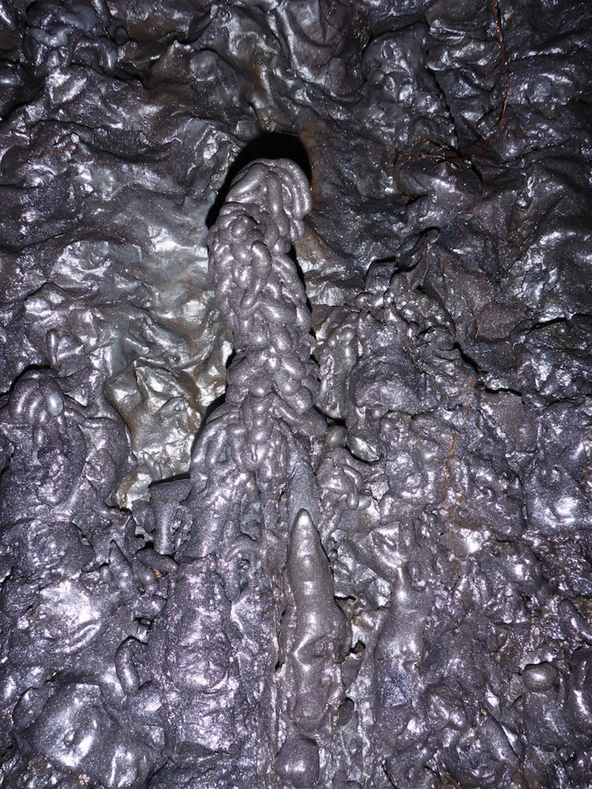une stalagmite au tunnel de lave 2004 de Sainte Rose